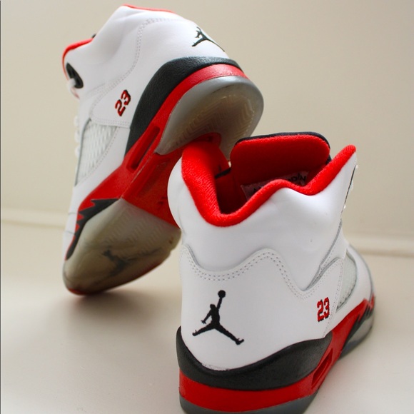 Jordan 5 Fire Reds (SIZE 5.5Y GRADE SCHOOL) - Picture 3 of 5
